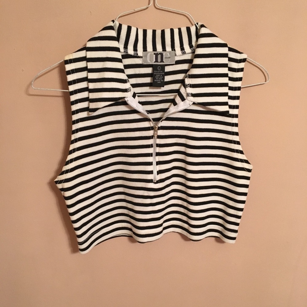 One step up brand black and white crop top EUC